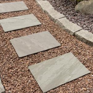 Formátované nášľapné kamene a rezané šľapáky