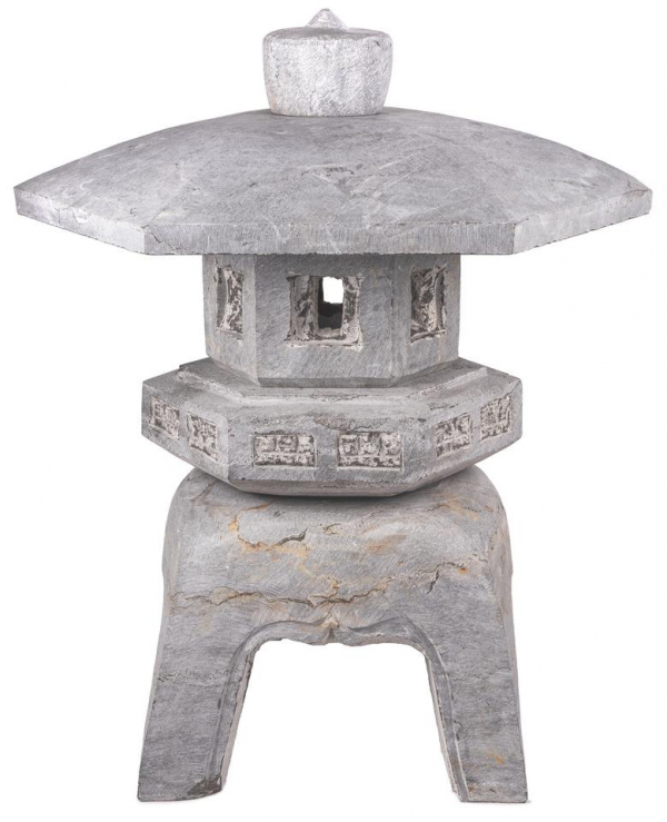 Záhradná kamenná dekorácia v štýle japonskej lampy od StoneTrade z prírodného kameňa s ručne tesanými detailmi.