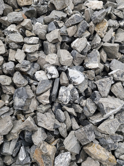 Vápenec Grey – šedobiela dekoračná drť / okrasné kamenivo