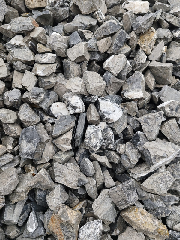 Vápenec Grey – šedobiela dekoračná drť / okrasné kamenivo