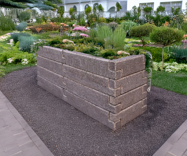 Durisol vysoky zahon z hnedych polovicnych dielcov v zostavenom stave na zahrade