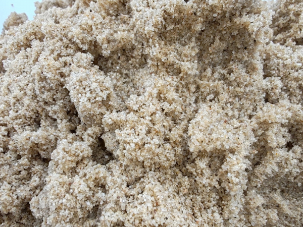 Detailná vzorka kremičitého piesku 0,1-1,4 mm ideálneho pre záhradnú architektúru a bazénové filtrácie – STONE TRADE