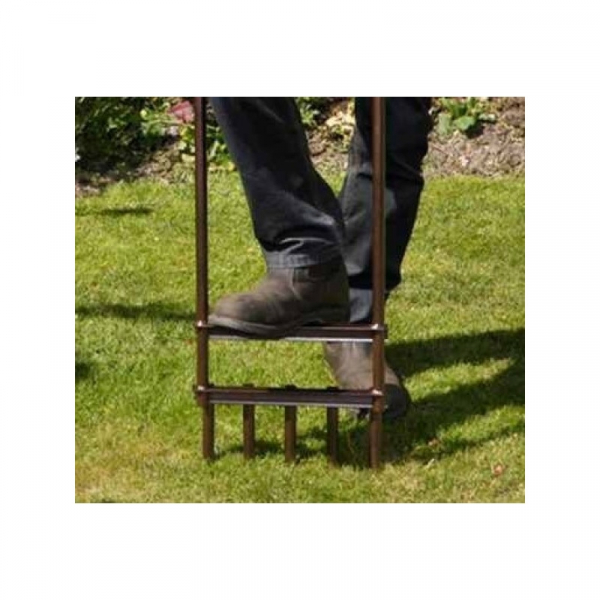 Detailný pohľad na nohu pritláčajúcu ručný aerifikátor Spear & Jackson do trávnika pre hĺbkové prevzdušnenie pôdy od stonetrade.