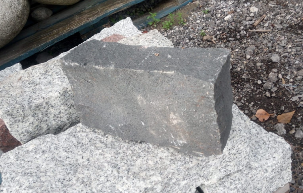 Kamenný obrubník Žula Nero použitý v exteriérovej realizácii – STONE TRADE