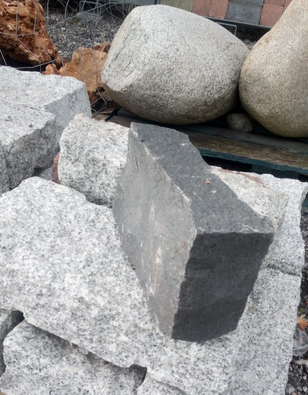 Žulové kamenné obrubníky Nero na sklade STONE TRADE