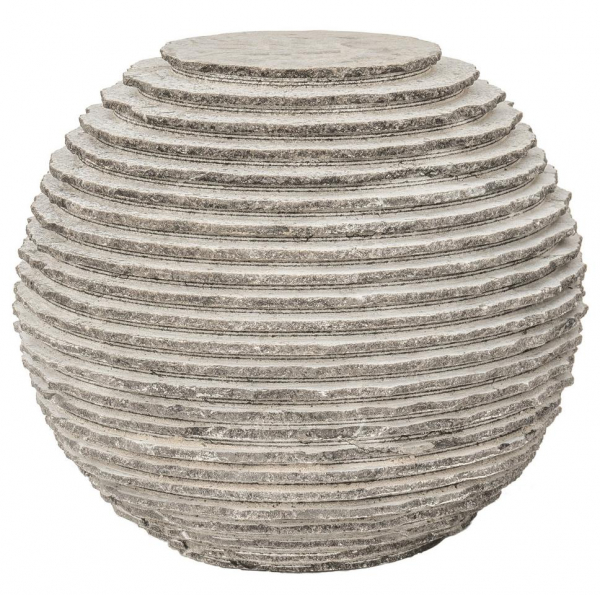 Záhradná dekorácia StoneTrade – kamenná guľa s vrúbkovaným povrchom, priemer 30 cm, vyrobená z prírodného kameňa.