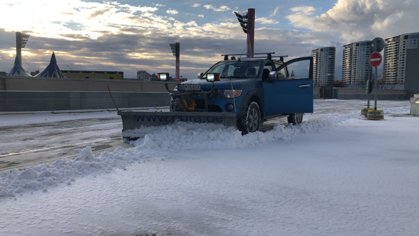 erénne vozidlo Mitsubishi L200 vybavené snežnou radlicou Pura určené na zimnú údržbu parkovísk a ciest.