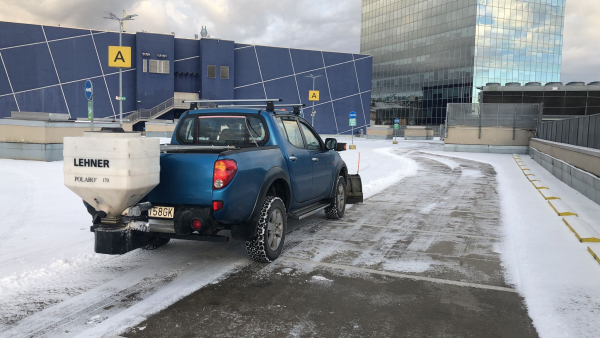 Detail zadnej časti vozidla STONE TRADE so sypačom LEHNER POLARO 170 pre profesionálny posyp areálov.