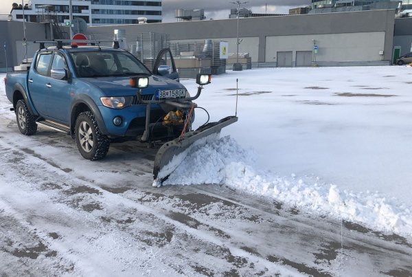 Mitsubishi L200 – zimná údržba (radlica + sypač Lehner Polaro 170)