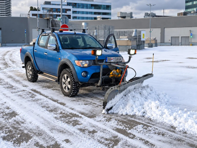 Mitsubishi L200 – zimná údržba s radlicou a sypačom Lehner Polaro 170