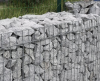 Bočný pohľad na gabion vyplnený žulou Bianco Nero – STONE TRADE