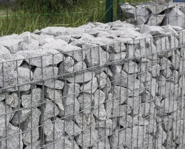 Bočný pohľad na gabion vyplnený žulou Bianco Nero – STONE TRADE