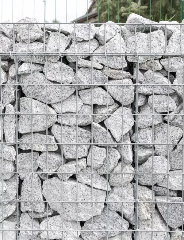 Žula Bianco Nero ako výplň do gabionov – STONE TRADE
