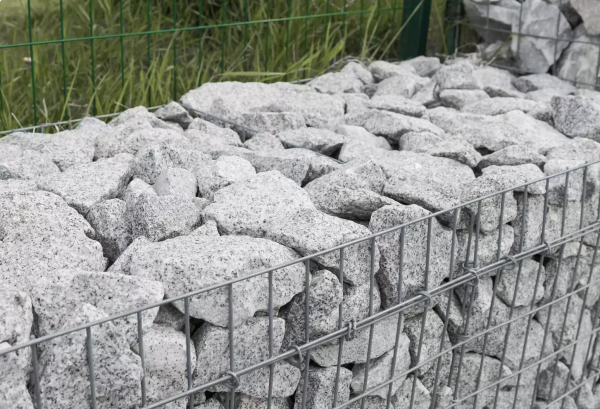 Žulové kamene Bianco Nero v gabionovom koši – STONE TRADE