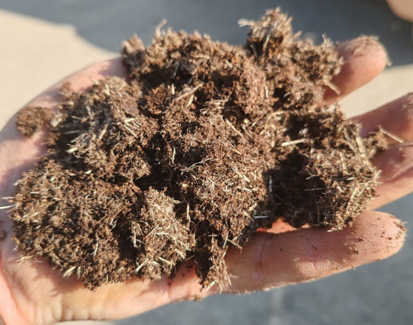 Detail substratu profesionalny B12I s ilom 250 l s vlaknami a jemnou organickou strukturou v ruke