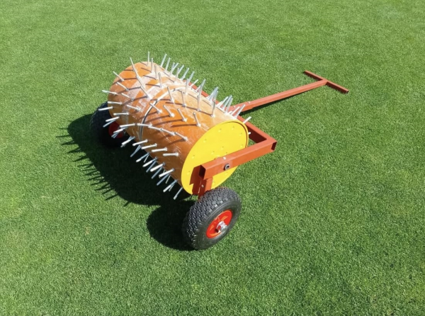 Manuálny prevzdušňovací valec s oceľovými hrotmi určený na prevzdušnenie trávnika. Vhodný na zlepšenie prieniku vody, vzduchu a živín do pôdy.