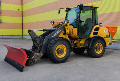 Volvo L28F – zimná údržba s radlicou a posypačom