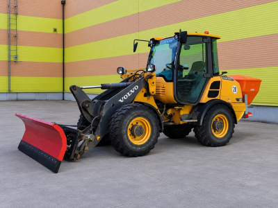 Volvo L28F – zimná údržba s radlicou a sypačom