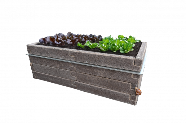 Obrázok zobrazuje celý vysoký záhon Durisol so zabudovanou zábranou proti slimákom po obvode. V záhone je viditeľná zeleninová výsadba a detail ochranného plechu na hrane konštrukcie.