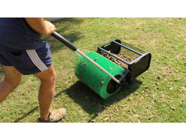 Zberač travných špuntov a orechov Bag-A-Nut 45 cm pri použití na trávniku počas údržby plochy