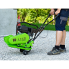 Vibračná doska Zipper ZI-RPE60 pri hutnení štrkového podkladu so zabudovanými transportnými kolieskami a benzínovým motorom 196 cm³