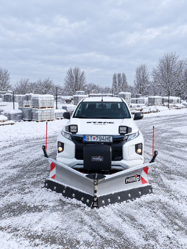 Čelný pohľad na Mitsubishi L200 STONE TRADE so snehovou radlicou Hilltip