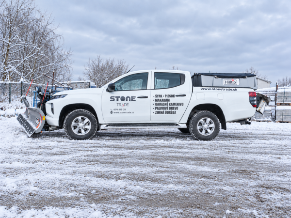 Bočný pohľad na Mitsubishi L200 STONE TRADE s radlicou a sypačom Hilltip