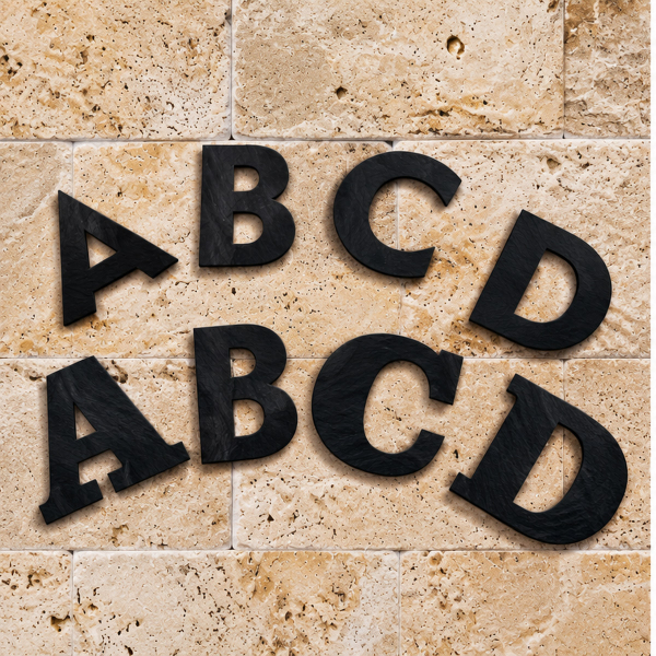 Písmená na dom z čiernej bridlice ABCD na béžovom travertínovom obklade – STONE TRADE