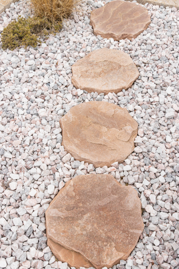 Pieskovec – prírodný nášľapný kameň tmavoružový