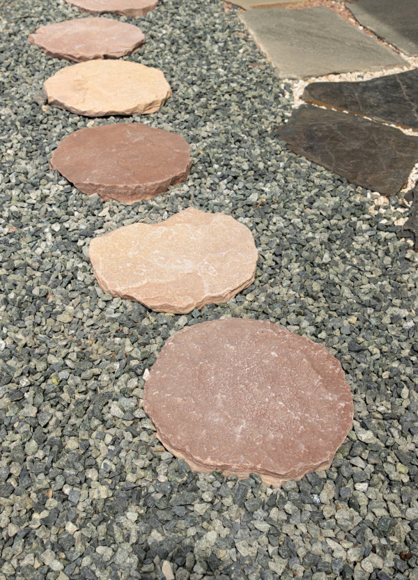 Pieskovec – prírodný nášľapný kameň tmavoružový