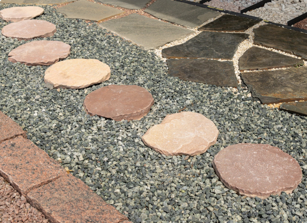 Pieskovec – prírodný nášľapný kameň tmavoružový