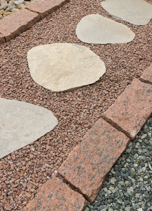 Žula Z47 – Ohnivá vínová drť s čiernym grafitovým detailom