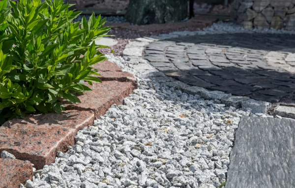 Žulová drť Bianco Nero Z81 od STONE TRADE použitá pri kamennom chodníku v záhrade