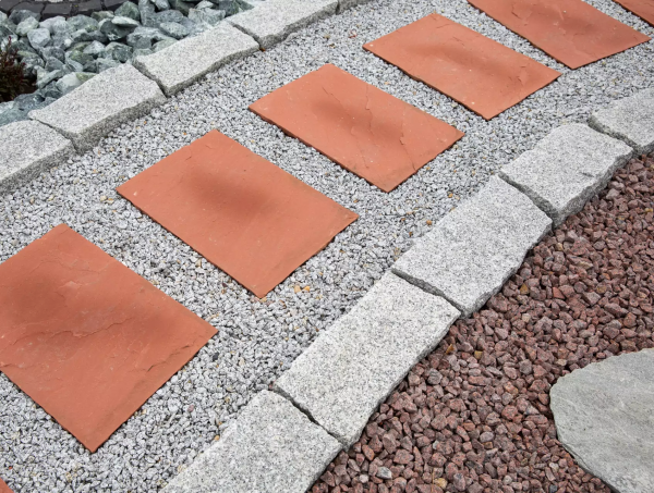 Žulová drť Bianco Nero Z81 od STONE TRADE v aplikácii záhradného chodníka s kamennými nášľapmi