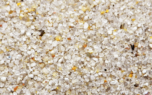 Prírodný kremičitý piesok frakcie 0,3-1,6 mm vhodný na obsypy, do bazénových filtrácií a na úpravu trávnatých plôch – STONE TRADE