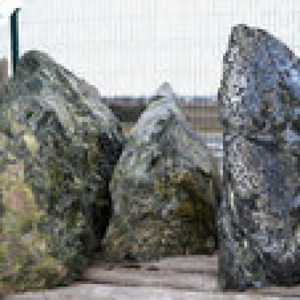 Serpentín podpílený solitérny kameň