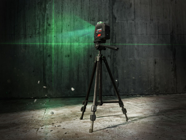 Použitie akumulátorového krížového líniového lasera Parkside PKLLP 360 B3 v interiéri na presné premietanie zeleného laserového kríža od stonetrade.