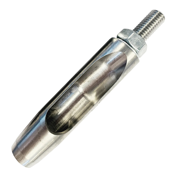 Profesionálny dutý hrot (hollow tine) na odstraňovanie pôdnych jadier pri jadrovej aerifikácii.