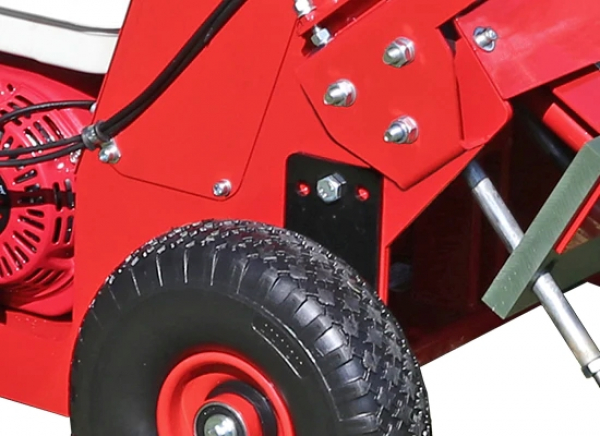 Detailný záber na zostavu hrotov a pojazdové koleso aerifikátora Camon LA25 v požičovni StoneTrade.