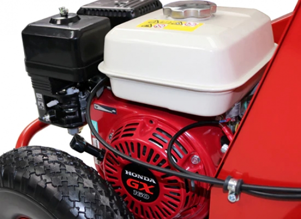 Detailný záber na spoľahlivý motor Honda GX160 poháňajúci profesionálny aerifikátor Camon LA25 od stonetrade.