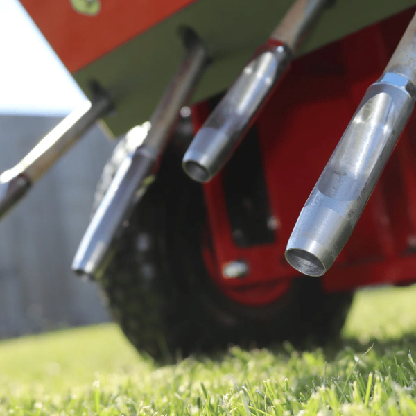 Detailný pohľad na duté prevzdušňovacie hroty aerifikátora Camon LA25 nad zeleným trávnikom od stonetrade.