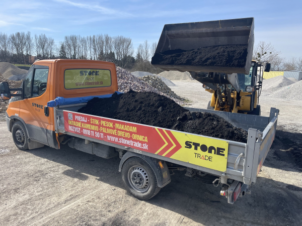 Iveco Daily – rýchly dovoz štrku a piesku (Hamuliakovo a okolie)