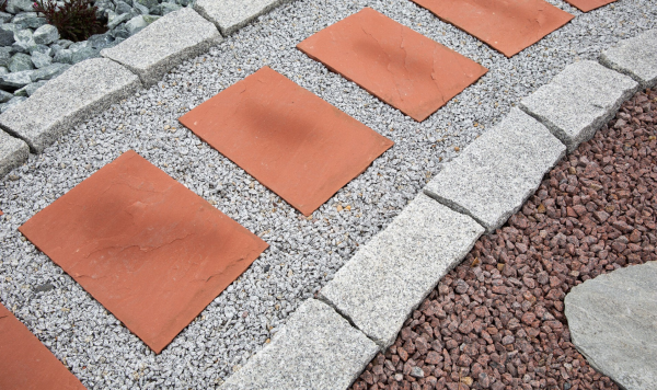 Kamenný obrubník Žula Bianco Nero Z81 od STONE TRADE ako bočné ohraničenie chodníka