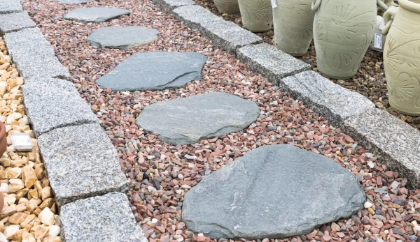 Kamenný obrubník Žula Bianco Nero Z81 od STONE TRADE použitý na lemovanie záhradného chodníka