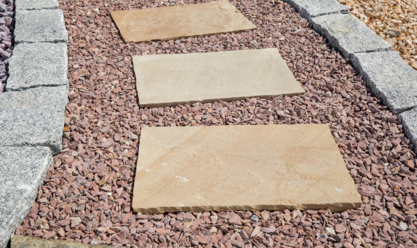 Kamenný obrubník Žula Bianco Nero Z81 od STONE TRADE lemujúci chodník s kamennými nášľapmi