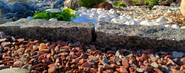 Povrchový detail kamenného obrubníka Žula Bianco Nero Z81 od STONE TRADE medzi okrasným kamenivom