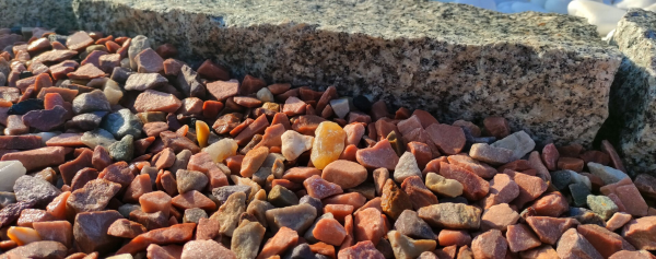 Detail kamenného obrubníka Žula Bianco Nero Z81 od STONE TRADE v záhradnej aplikácii