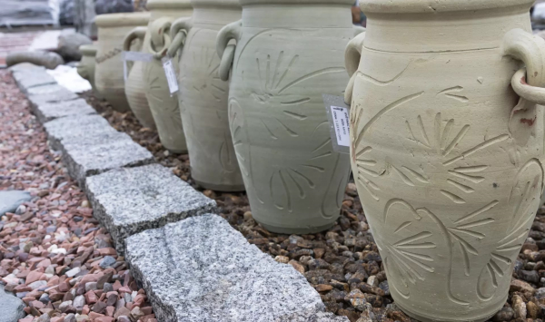 Kamenný obrubník Žula Bianco Nero Z81 od STONE TRADE v kombinácii s dekoratívnymi kvetináčmi