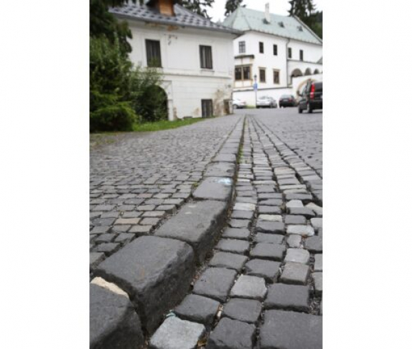 Čadič kamenná kocka