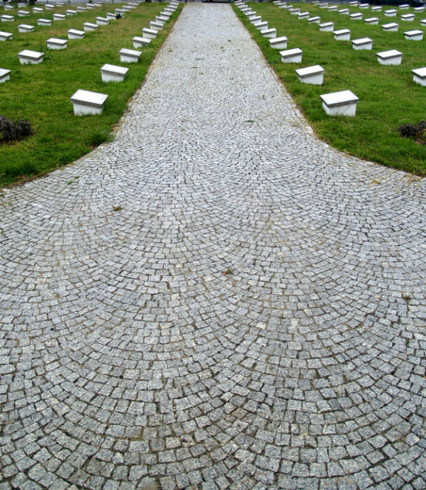 Kamenný chodník zo sekaných kociek Žula Bianco Nero od STONE TRADE v exteriéri